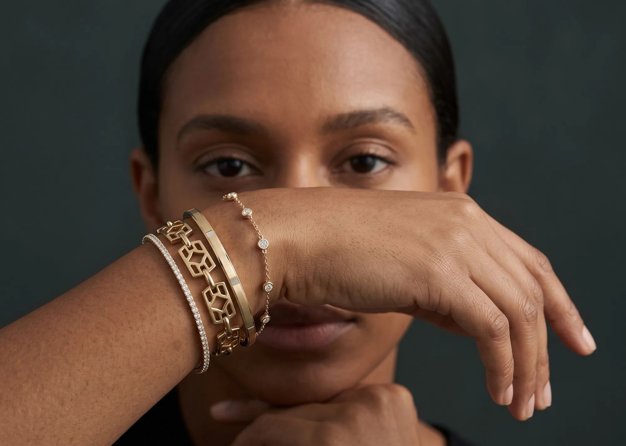 Bracelets en or et diamants portés au poignet